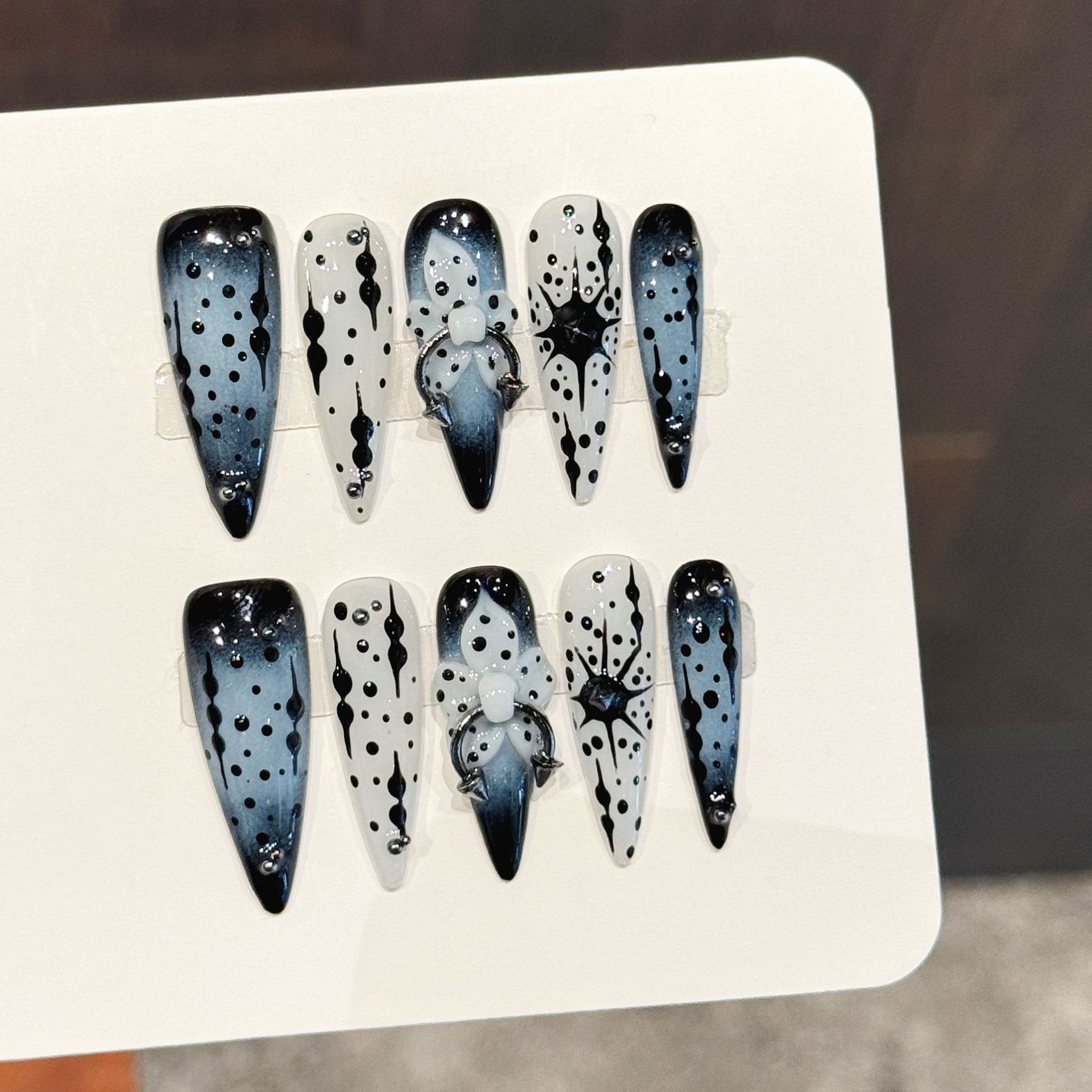 Nail Art Press On - 10 قطعة الحبر التدرج الأزرق اليدوية